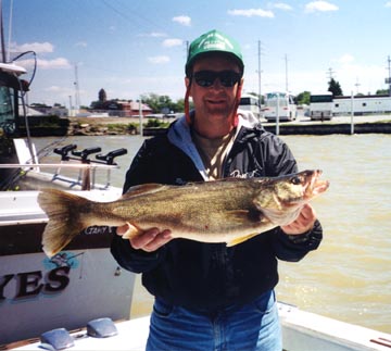 roger_and_his_29.25inch_walleye_from_5_26_2000.jpg